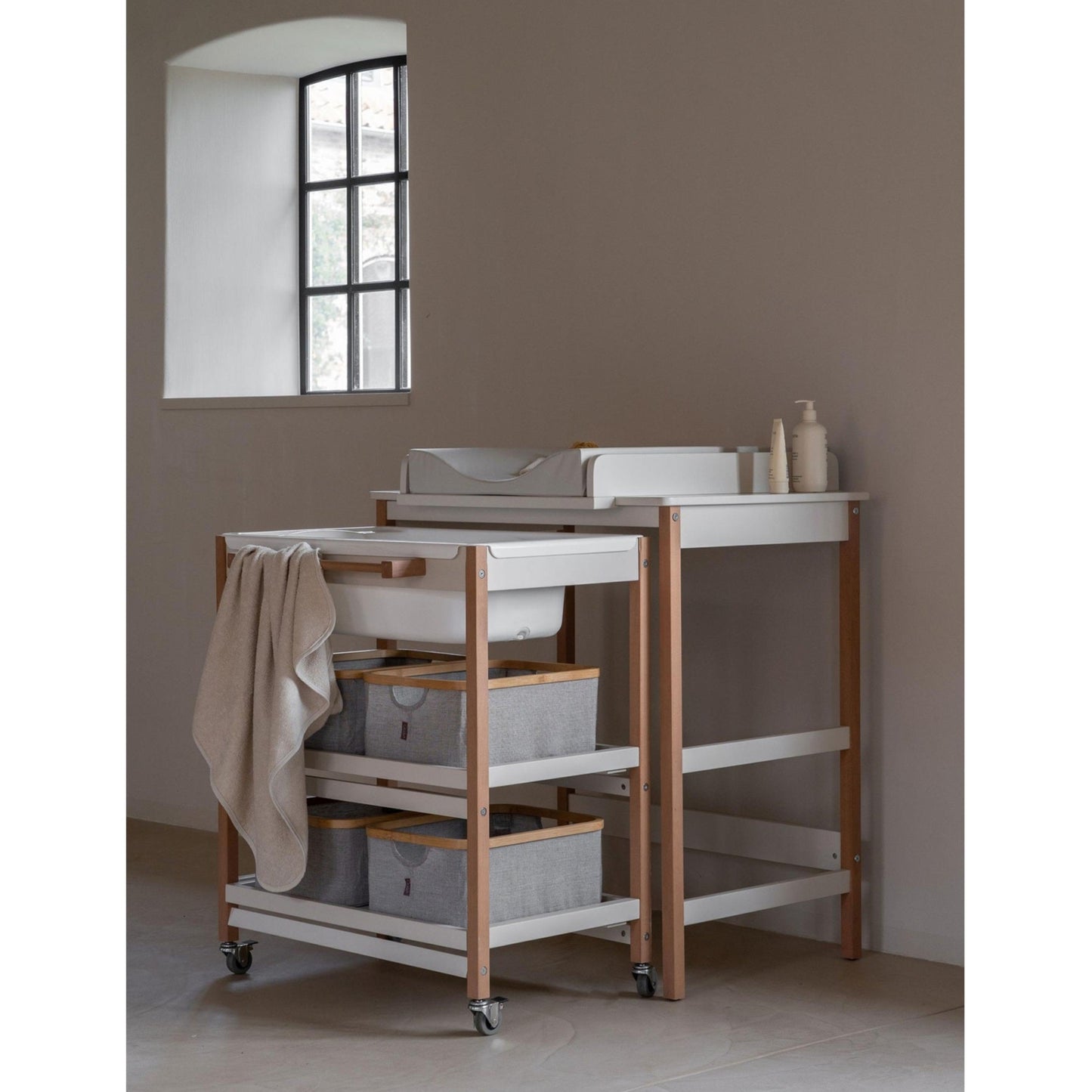 Quax Changing Table with Bath - White/Natural