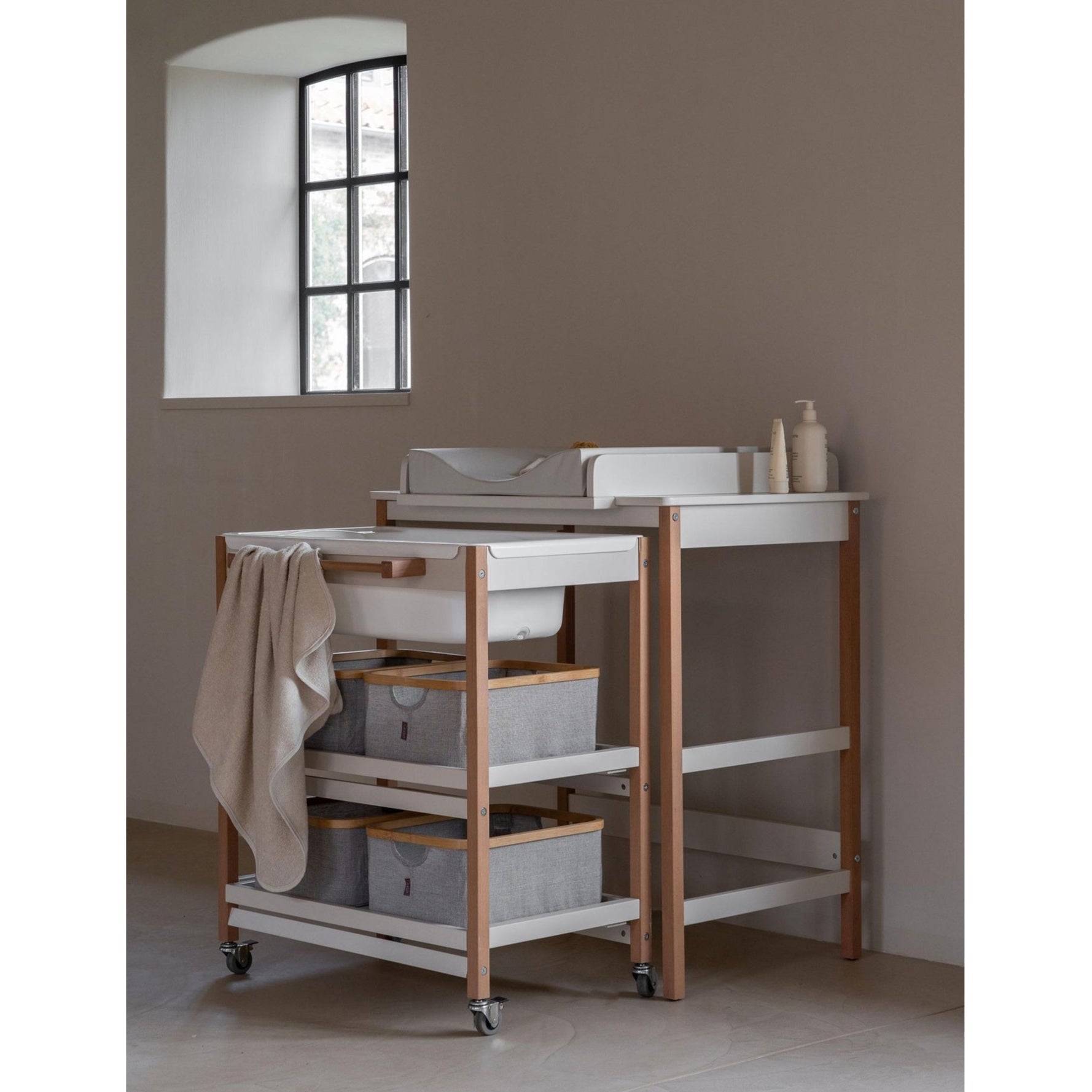 Quax Changing Table with Bath - White/Natural